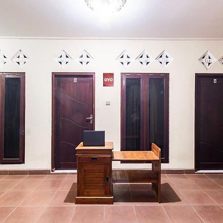 Oyo Life 93504 Kost Krisna Hotel Temukus Екстериор снимка