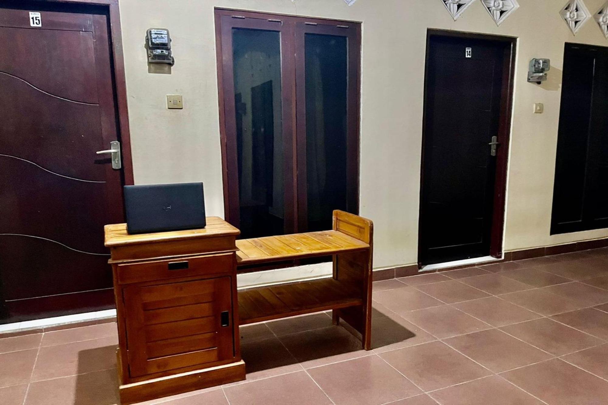 Oyo Life 93504 Kost Krisna Hotel Temukus Екстериор снимка