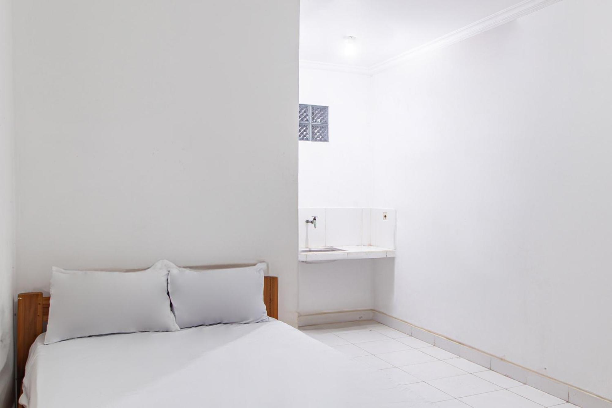 Oyo Life 93504 Kost Krisna Hotel Temukus Екстериор снимка