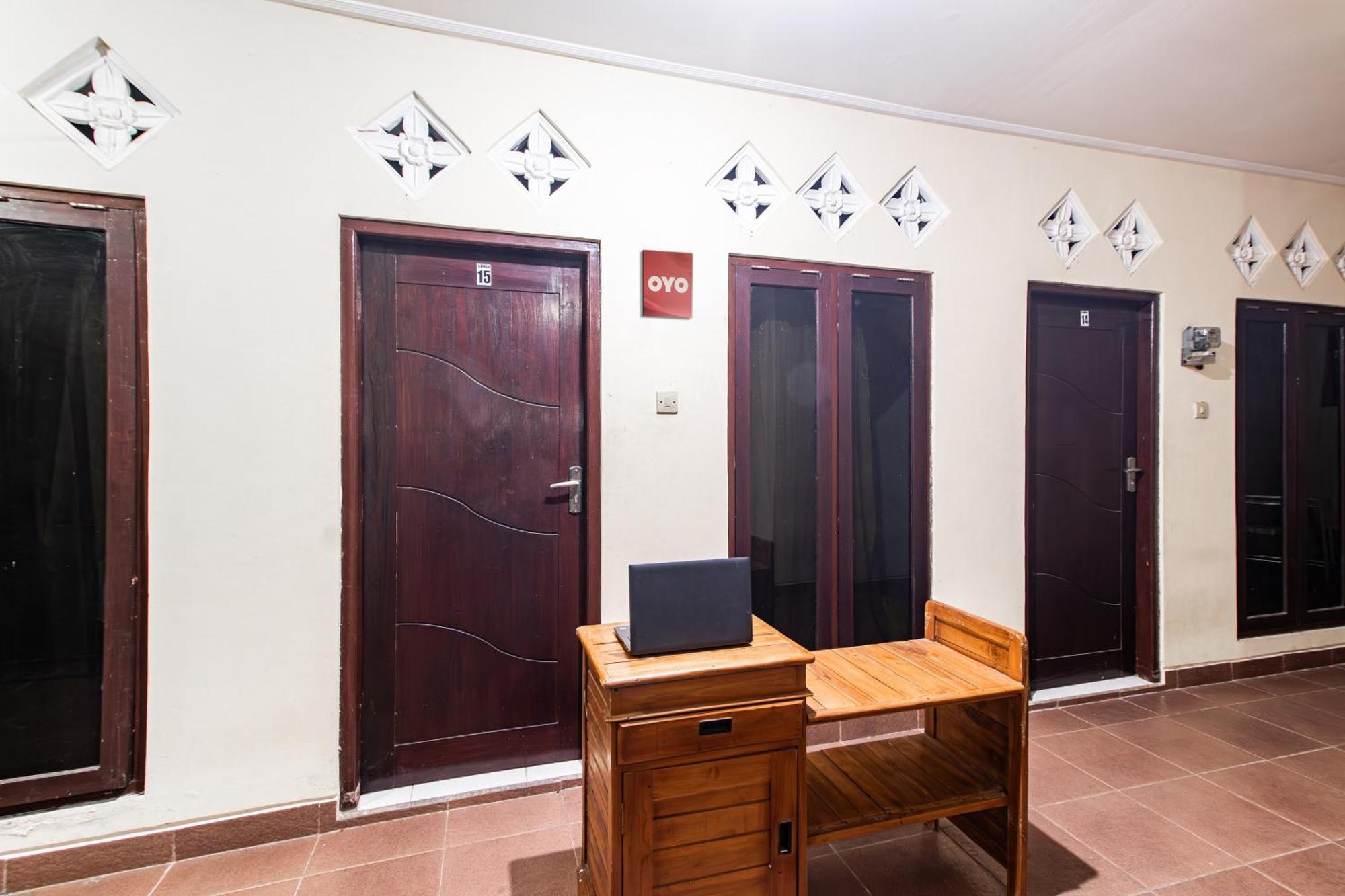 Oyo Life 93504 Kost Krisna Hotel Temukus Екстериор снимка