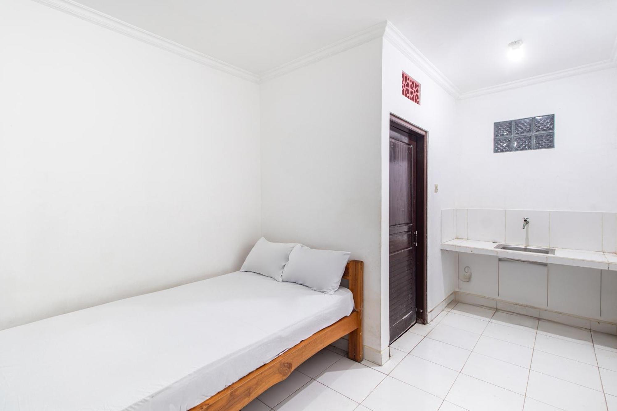 Oyo Life 93504 Kost Krisna Hotel Temukus Екстериор снимка