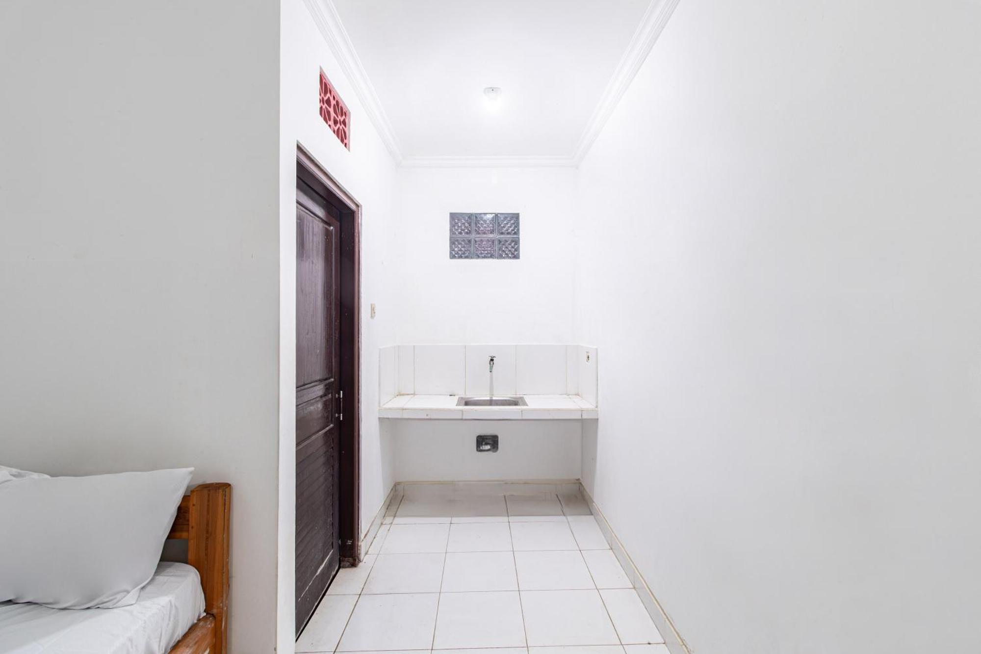 Oyo Life 93504 Kost Krisna Hotel Temukus Екстериор снимка