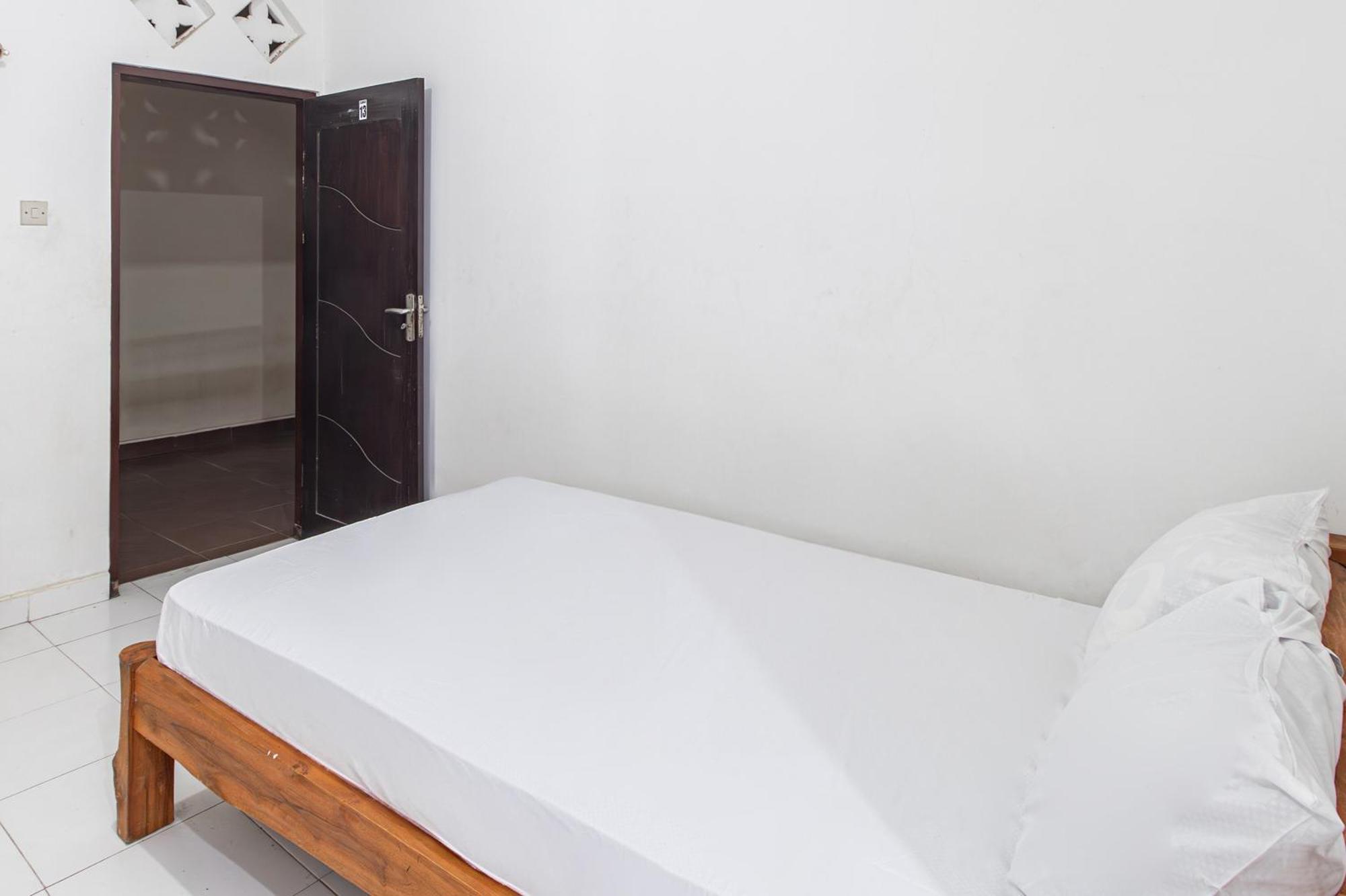 Oyo Life 93504 Kost Krisna Hotel Temukus Екстериор снимка