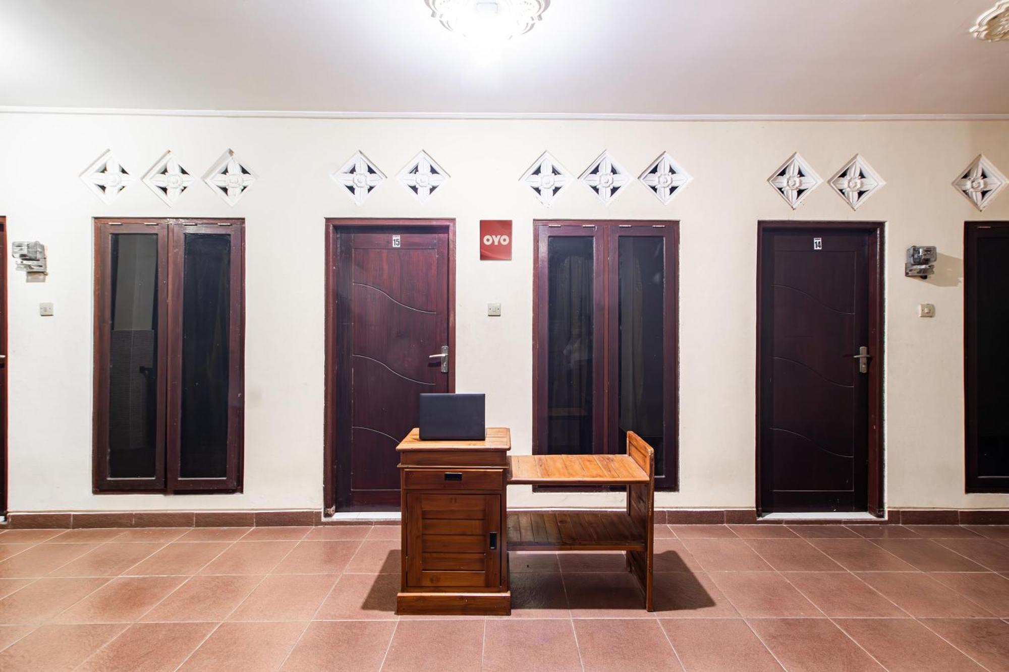 Oyo Life 93504 Kost Krisna Hotel Temukus Екстериор снимка