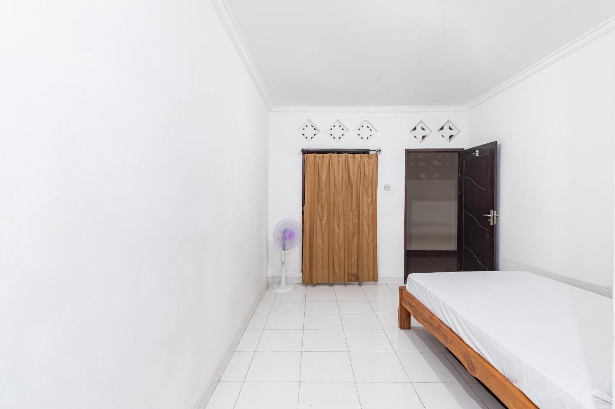Oyo Life 93504 Kost Krisna Hotel Temukus Екстериор снимка