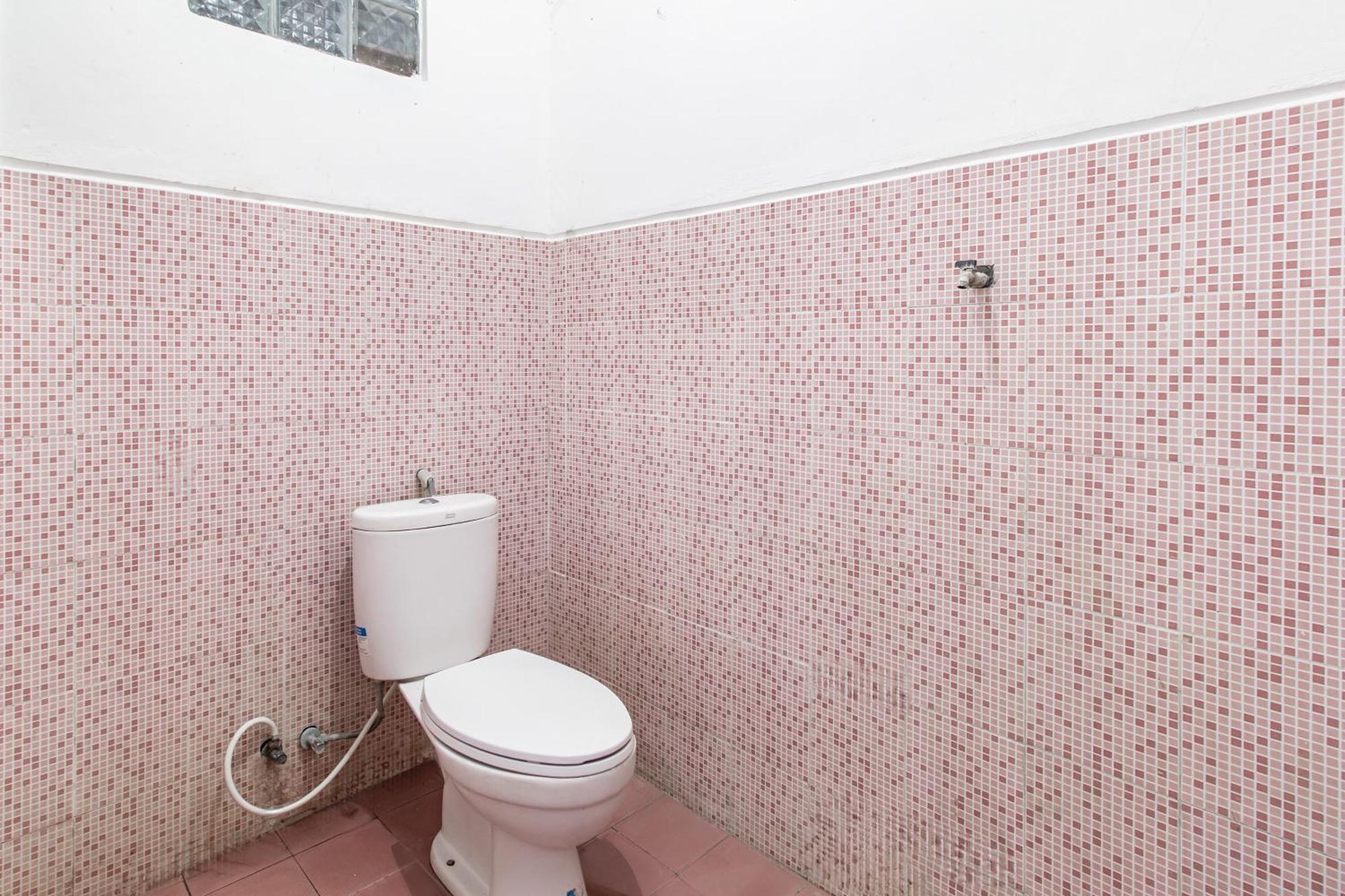Oyo Life 93504 Kost Krisna Hotel Temukus Екстериор снимка
