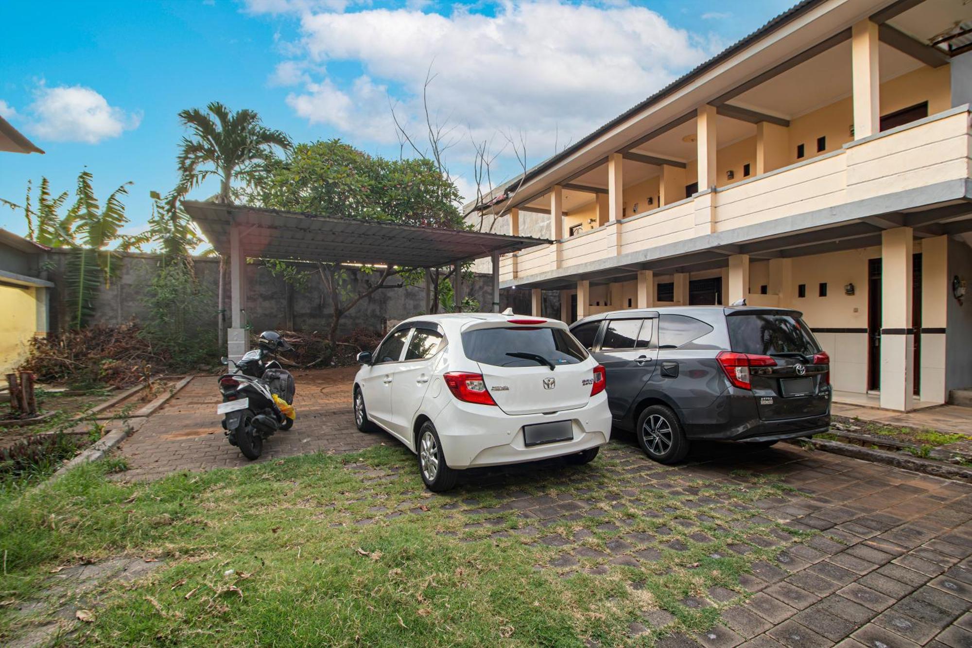 Oyo Life 93504 Kost Krisna Hotel Temukus Екстериор снимка