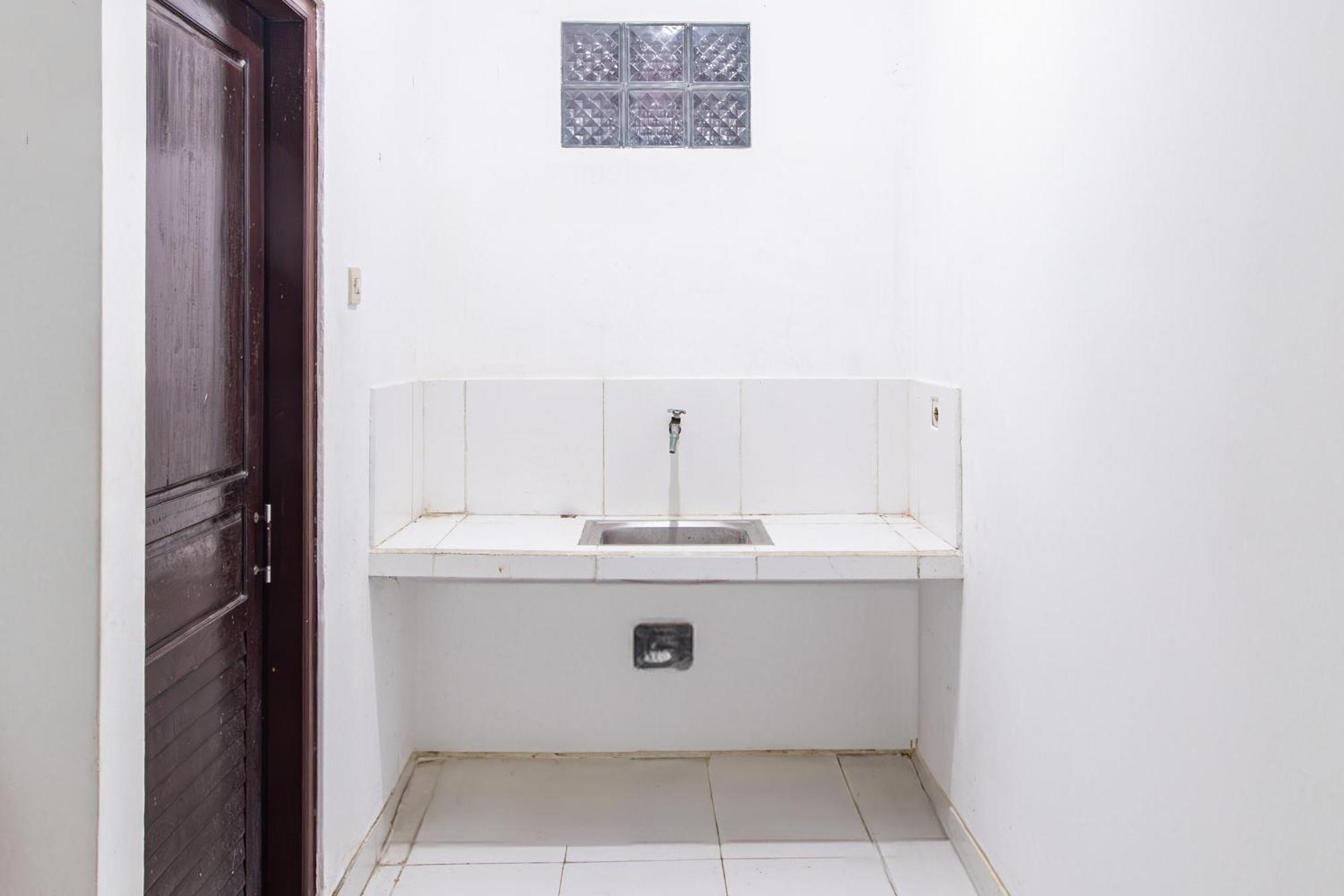 Oyo Life 93504 Kost Krisna Hotel Temukus Екстериор снимка
