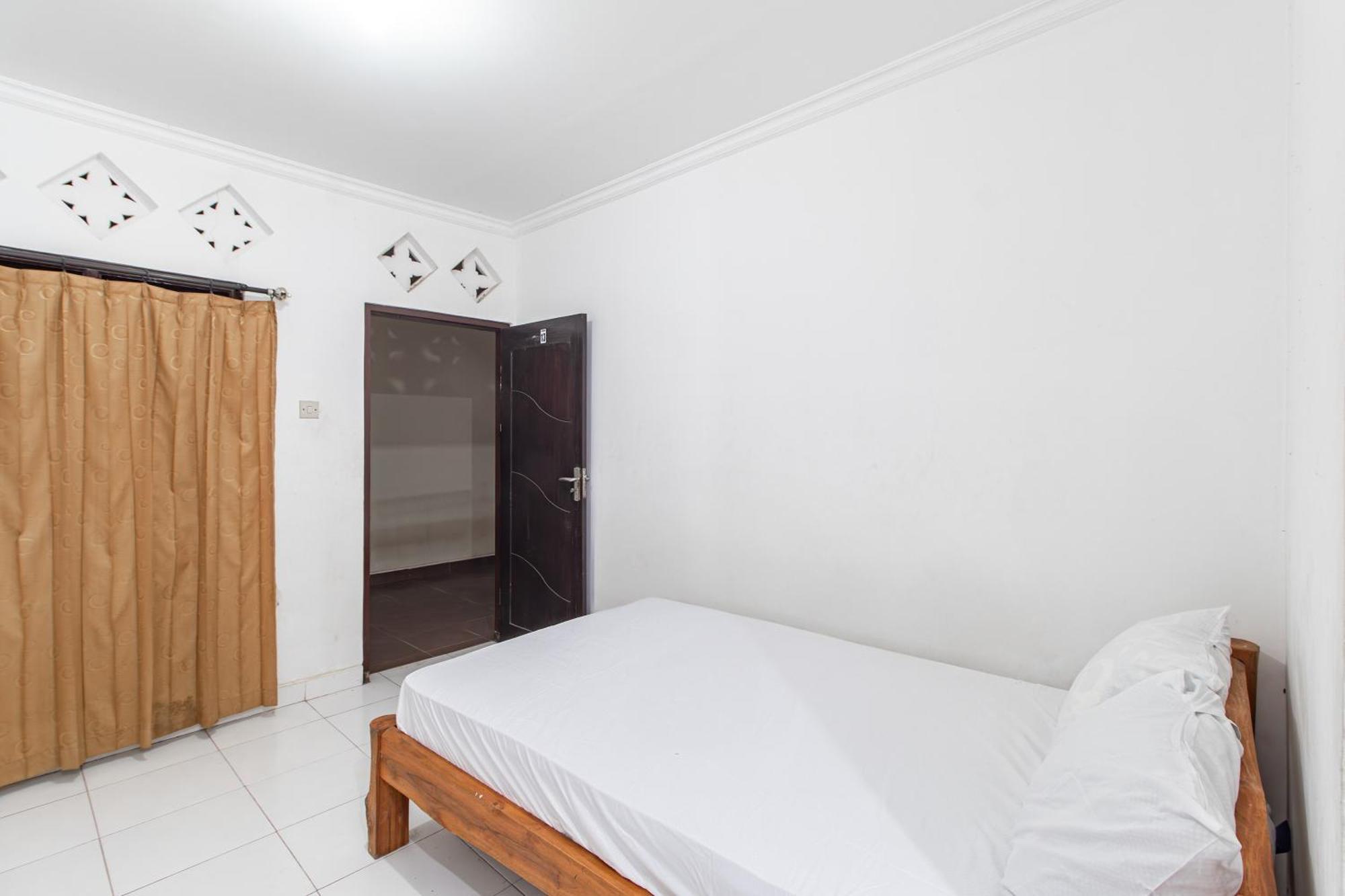 Oyo Life 93504 Kost Krisna Hotel Temukus Екстериор снимка