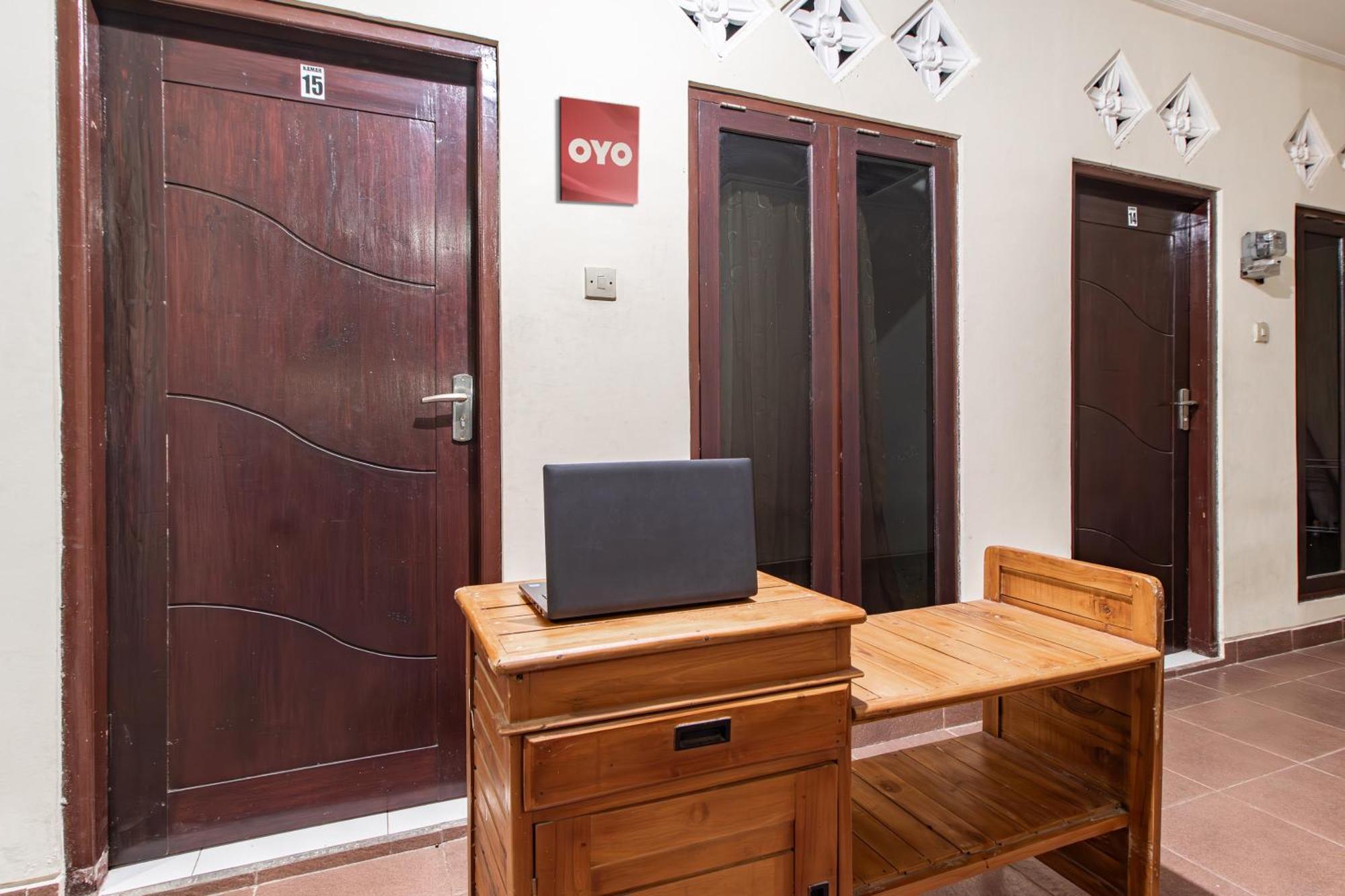Oyo Life 93504 Kost Krisna Hotel Temukus Екстериор снимка