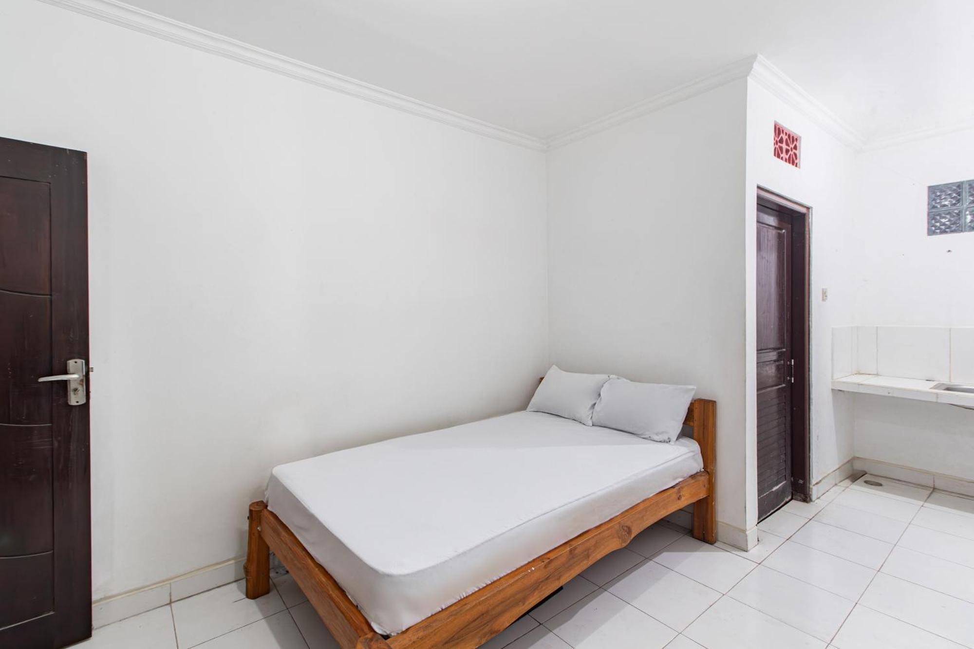 Oyo Life 93504 Kost Krisna Hotel Temukus Екстериор снимка