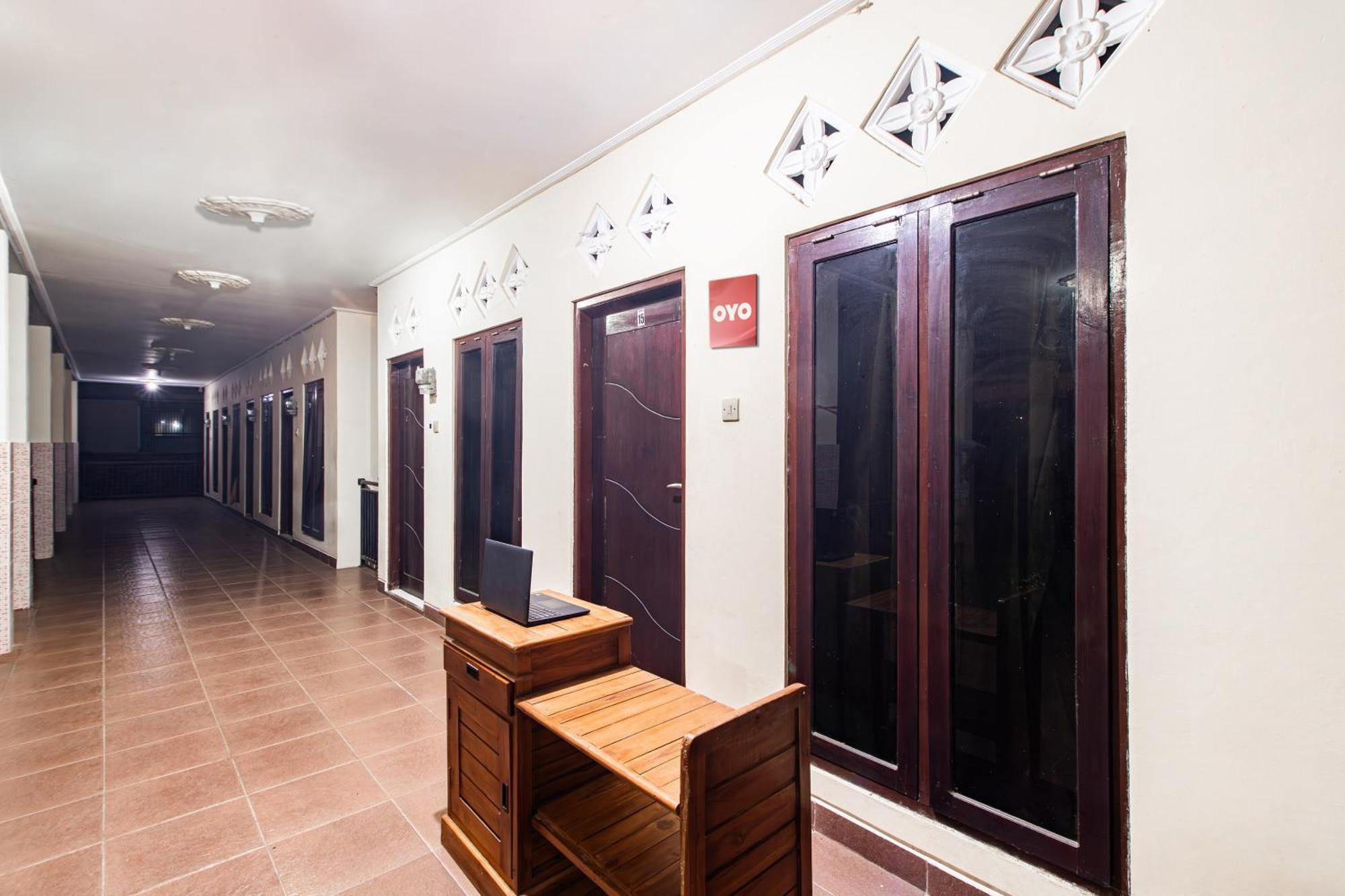 Oyo Life 93504 Kost Krisna Hotel Temukus Екстериор снимка